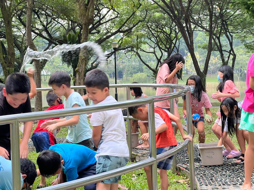 kids playing water balloon